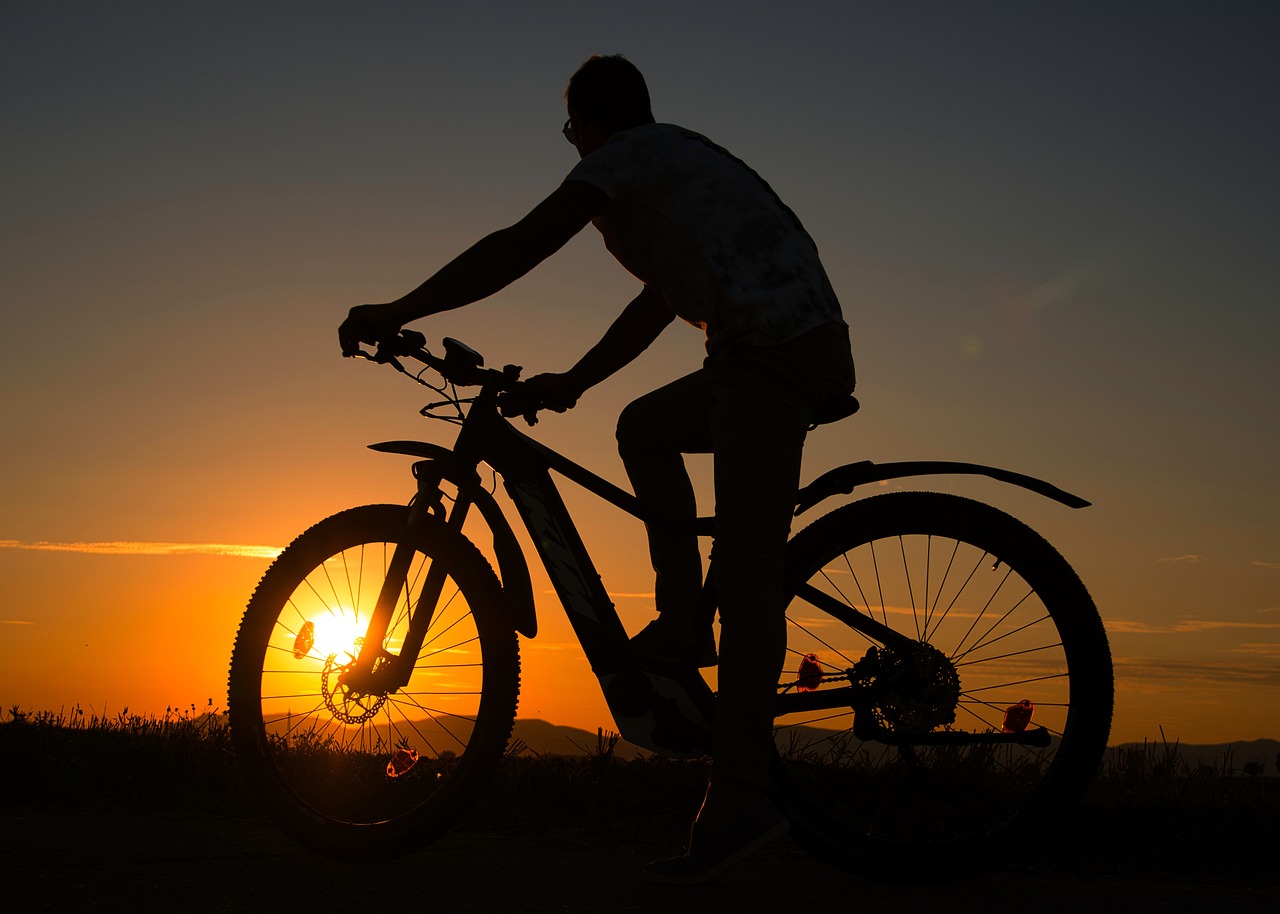 sunset, bike, man-5431000.jpg